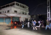 Colisión de vehículos con colapso del tendido eléctrico en el centro de Punto Fijo