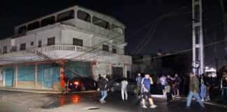 Colisión de vehículos con colapso del tendido eléctrico en el centro de Punto Fijo