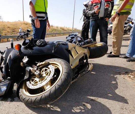Este es el resultado de una colisión entre vehículo y moto en Chichiriviche
