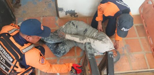 Coro| Hombre sufre politraumatismos tras caída de escalera