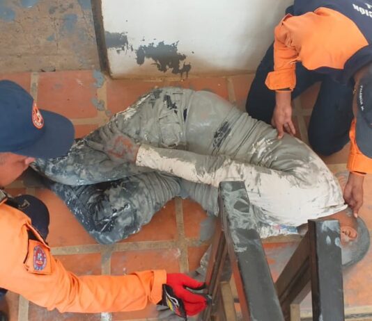 Coro| Hombre sufre politraumatismos tras caída de escalera