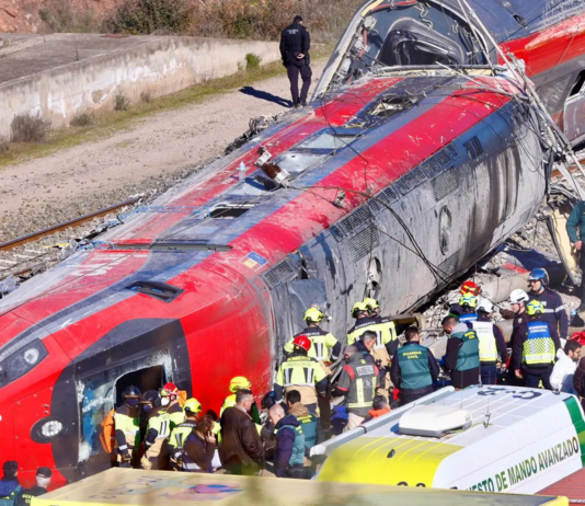 España | Choque de trenes suma 39 muertos y 122 heridos España | Choque de trenes suma 39 muertos y 122 heridos