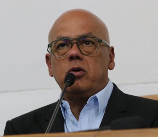 Jorge Rodríguez afirmó que «el petróleo antes solo beneficiaba a unos pocos corruptos que se decían rojos, rojitos»