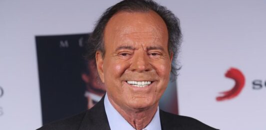 Julio Iglesias, acusado de agresión sexual por dos exempleadas Julio Iglesias acusado de agresión sexual por dos exempleadas