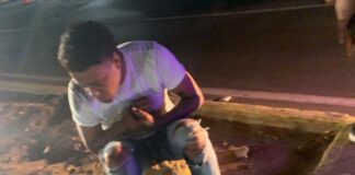 Motorizado esquivó un carro y se fue al pavimento