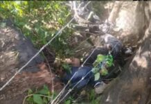 Motorizados cayeron en un barranco y perdieron la vida