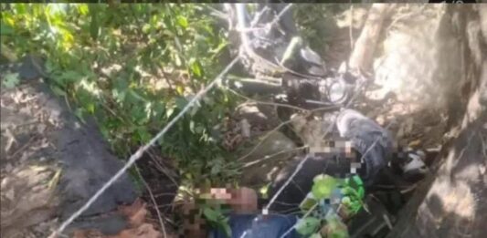 Motorizados cayeron en un barranco y perdieron la vida