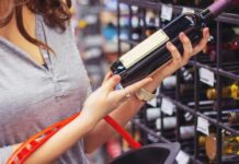 OMS: impuestos al alcohol y bebidas azucaradas son “demasiado” bajos Los impuestos a las bebidas alcohólicas y azucaradas son excesivamente bajos en la mayoría de los países, lo que no ayuda a reducir su consumo y con ello alimenta problemas como la obesidad, la diabetes, las dolencias cardíacas o el riesgo de cáncer, advierte la Organización Mundial de la Salud (OMS).