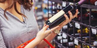 OMS: impuestos al alcohol y bebidas azucaradas son “demasiado” bajos Los impuestos a las bebidas alcohólicas y azucaradas son excesivamente bajos en la mayoría de los países, lo que no ayuda a reducir su consumo y con ello alimenta problemas como la obesidad, la diabetes, las dolencias cardíacas o el riesgo de cáncer, advierte la Organización Mundial de la Salud (OMS).