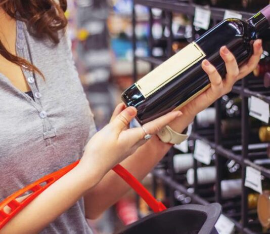 OMS: impuestos al alcohol y bebidas azucaradas son “demasiado” bajos Los impuestos a las bebidas alcohólicas y azucaradas son excesivamente bajos en la mayoría de los países, lo que no ayuda a reducir su consumo y con ello alimenta problemas como la obesidad, la diabetes, las dolencias cardíacas o el riesgo de cáncer, advierte la Organización Mundial de la Salud (OMS).