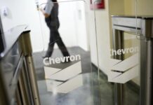 Chevron carga petróleo venezolano en buques al ritmo más rápido en meses