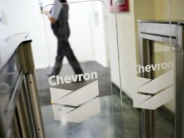 Chevron carga petróleo venezolano en buques al ritmo más rápido en meses