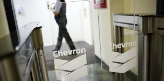 Chevron carga petróleo venezolano en buques al ritmo más rápido en meses