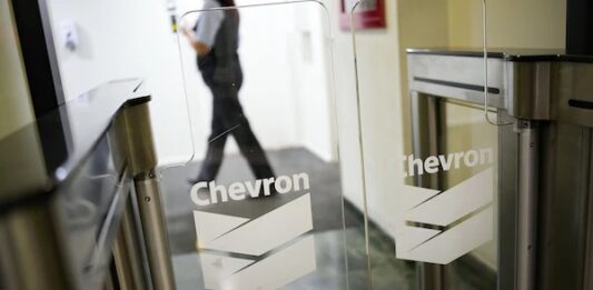 Chevron carga petróleo venezolano en buques al ritmo más rápido en meses