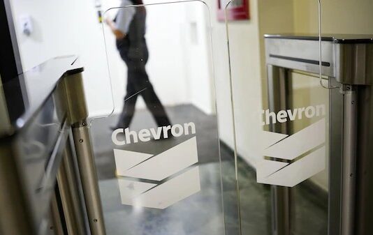 Chevron carga petróleo venezolano en buques al ritmo más rápido en meses
