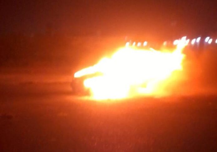 Vehículo ardió en llamas en Punto Fijo