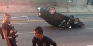 Fotos| Vuelco de vehículo dejó dos lesionados en Punto Fijo