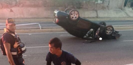 Fotos| Vuelco de vehículo dejó dos lesionados en Punto Fijo