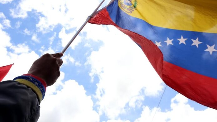 bandera-de-venezuela-23-de-enero ¿Qué se celebra el 23 de enero en Venezuela?