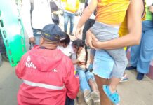 Madre con sus niños lesionados en accidente de moto