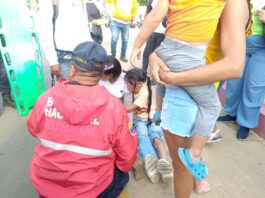 Madre con sus niños lesionados en accidente de moto