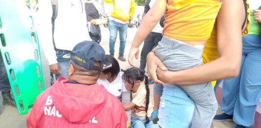 Madre con sus niños lesionados en accidente de moto