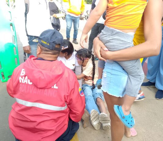 Madre con sus niños lesionados en accidente de moto