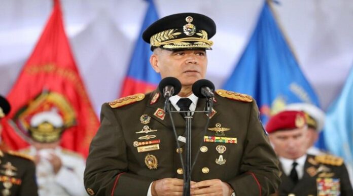 padrino-lópez-fanb El ministro de la Defensa, Vladimir Padrino, afirmó este jueves que los cambios recientes en la Fuerza Armada Nacional Bolivariana (FANB) tienen como propósito «darles continuidad a las políticas educativas» y también «la continuidad en el ejercicio del mando en todas las unidades operativas».