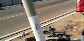 Punto Fijo| Camioneta impactó con un poste del alumbrado público