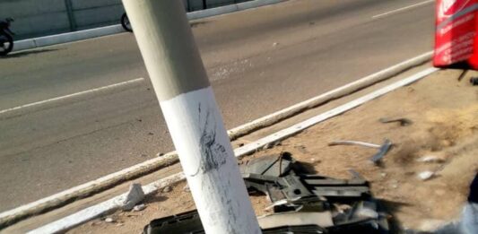 Punto Fijo| Camioneta impactó con un poste del alumbrado público