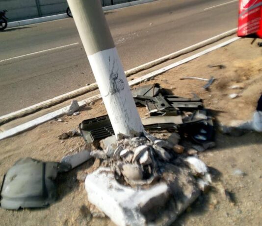 Punto Fijo| Camioneta impactó con un poste del alumbrado público