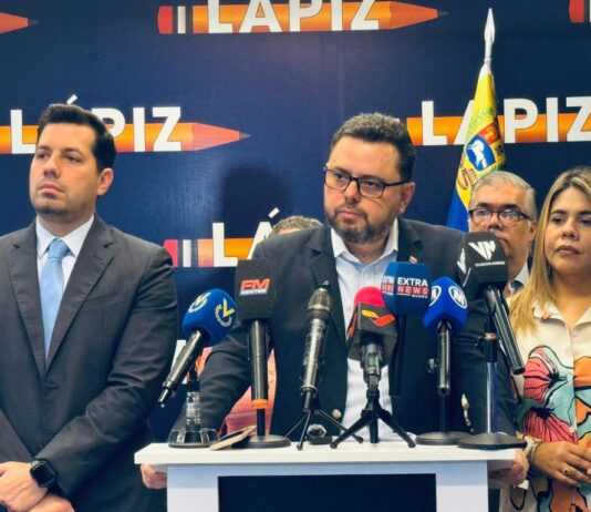 Antonio Ecarri exige la renuncia inmediata del Defensor del Pueblo Antonio Ecarri exige la renuncia inmediata del Defensor del Pueblo