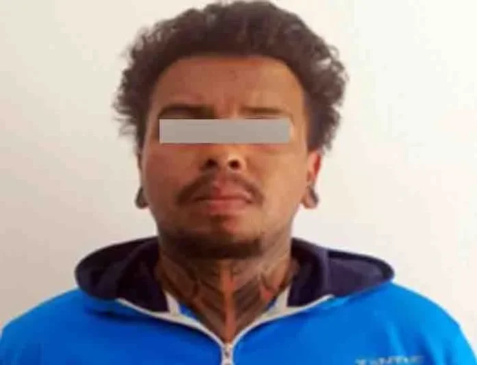 Hombre destrozó el coche de su hijo y agredió a su pareja