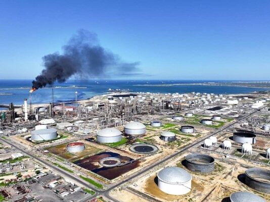 Empresarios en Falcón esperan pagos de Pdvsa para reactivar industria petrolera Empresarios en Falcón plantean a Pdvsa cancelar deudas pendientes para reactivar industria petrolera