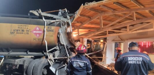 Tucacas| Gandola impactó con estructura de restaurante y dejó un lesionado