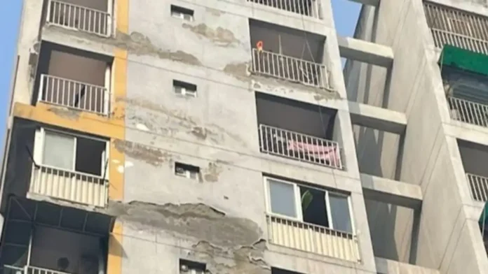 India | Hermanas saltan de un noveno piso porque les prohibieron el uso de sus celulares