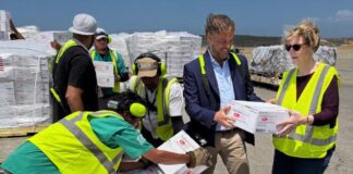 Encargada de Negocios de EEUU recibió en Maiquetía 65 toneladas de insumos médicos