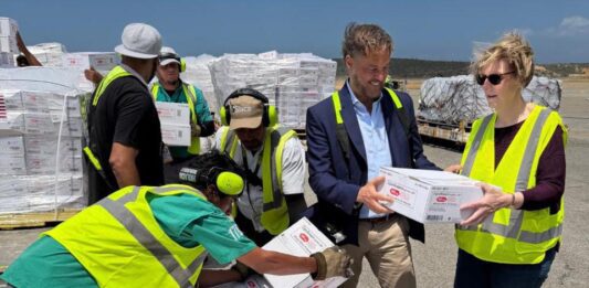 Encargada de Negocios de EEUU recibió en Maiquetía 65 toneladas de insumos médicos