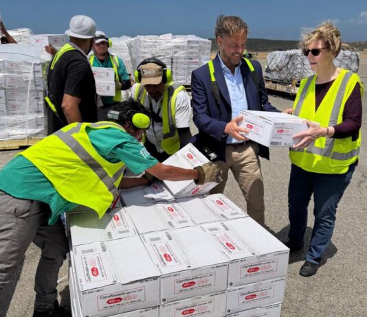 Encargada de Negocios de EEUU recibió en Maiquetía 65 toneladas de insumos médicos