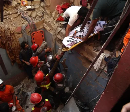 Pakistán | 16 muertos al derrumbarse un edificio tras una explosión Pakistán | 16 muertos al derrumbarse un edificio tras una explosión