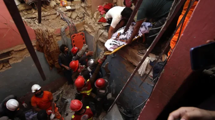 Pakistán | 16 muertos al derrumbarse un edificio tras una explosión