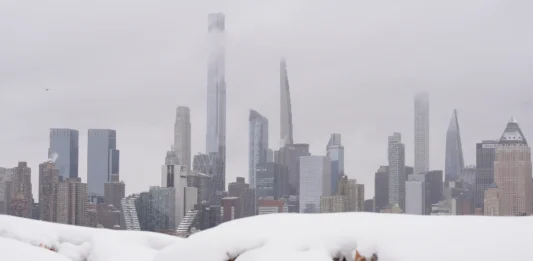 Tormenta histórica: Hallan hombre muerto bajo la nieve en Nueva York Tormenta histórica: Hallan hombre muerto bajo la nieve en Nueva York