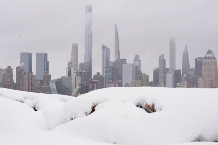 Tormenta histórica: Hallan hombre muerto bajo la nieve en Nueva York