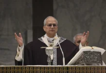 Papa impone la ceniza y pide orar por la paz del mundo Papa impone la ceniza y pide orar por la paz del mundo