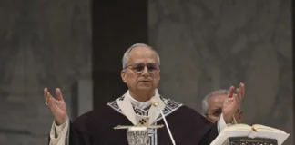 Papa impone la ceniza y pide orar por la paz del mundo Papa impone la ceniza y pide orar por la paz del mundo