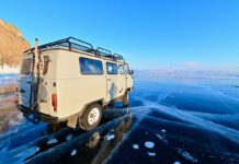 Siberia | Microbús se hunde en un lago congelado Siberia | Microbús se hunde en un lago congelado