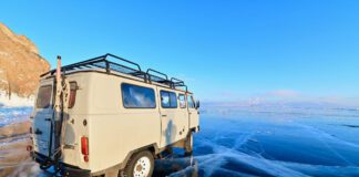 Siberia | Microbús se hunde en un lago congelado Siberia | Microbús se hunde en un lago congelado