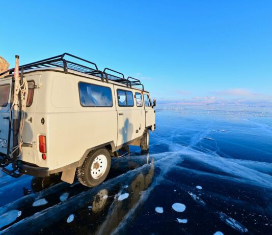 Siberia | Microbús se hunde en un lago congelado Siberia | Microbús se hunde en un lago congelado