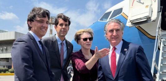 Arribó a Venezuela el Secretario del Interior de EEUU, Doug Burgum Arribó a Venezuela el Secretario del Interior de EEUU, Doug Burgum