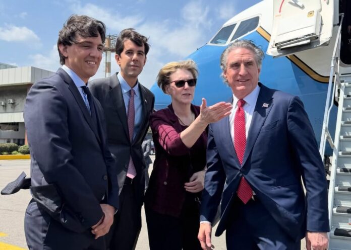 Arribó a Venezuela el Secretario del Interior de EEUU, Doug Burgum